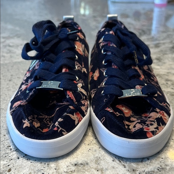 NWOB GUESS Women's Navy and Pink Floral Sneakers - Picture 6 of 10